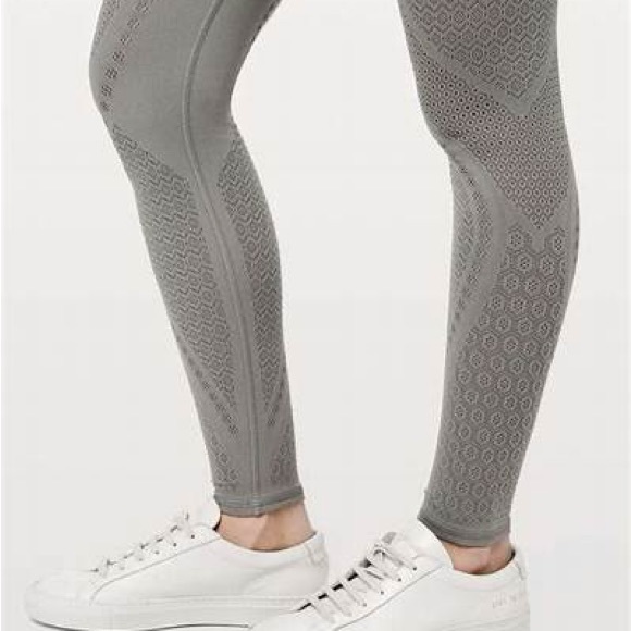 Lululemon Reveal 7/8 legging size 6 - Picture 2 of 5